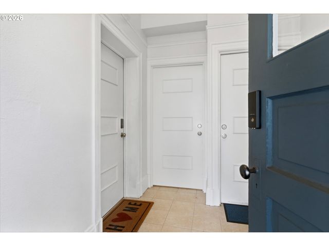 2338 Nw HOYT St, Portland, OR 97210