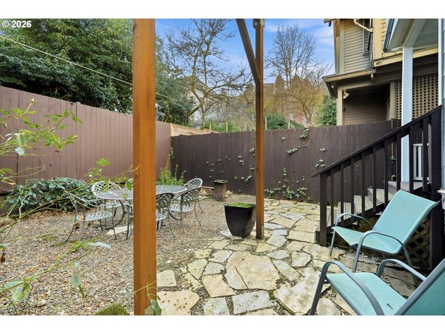 2338 Nw HOYT St, Portland, OR 97210