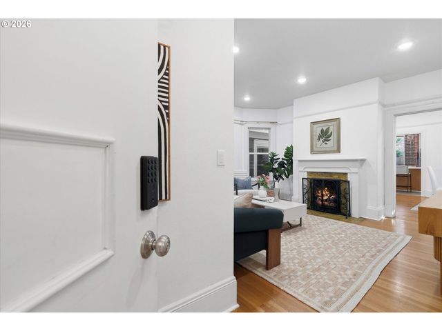 2338 Nw HOYT St, Portland, OR 97210