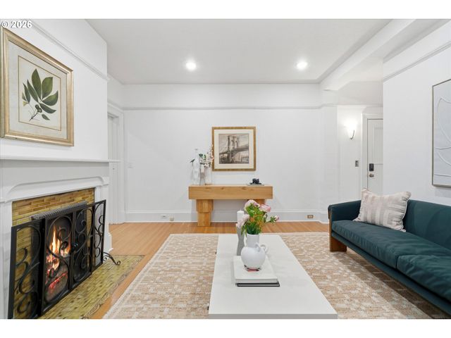 2338 Nw HOYT St, Portland, OR 97210