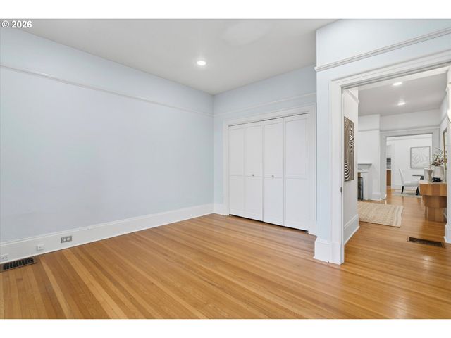 2338 Nw HOYT St, Portland, OR 97210