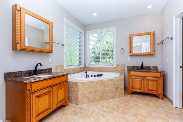 400 ERomeoroad Road, Oakland Twp, MI 48363