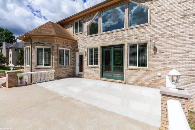 400 ERomeoroad Road, Oakland Twp, MI 48363