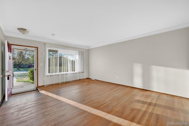 30041 Warner Avenue, Warren, MI 48092