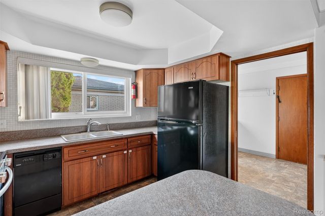 30041 Warner Avenue, Warren, MI 48092
