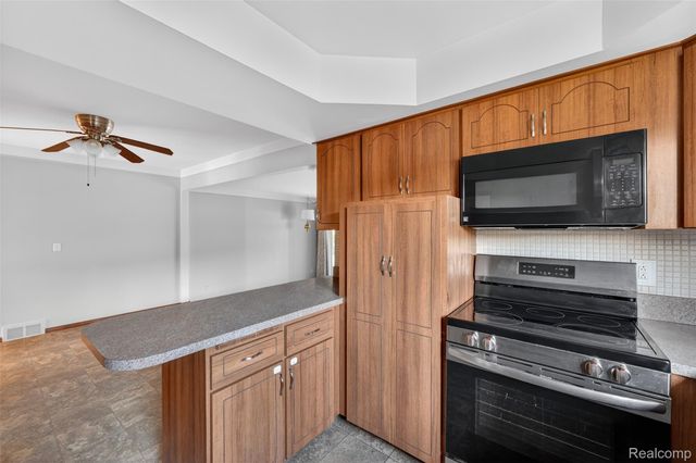 30041 Warner Avenue, Warren, MI 48092