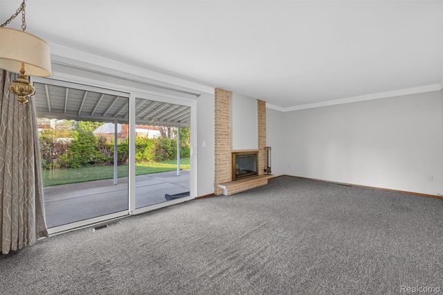 30041 Warner Avenue, Warren, MI 48092