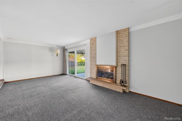 30041 Warner Avenue, Warren, MI 48092