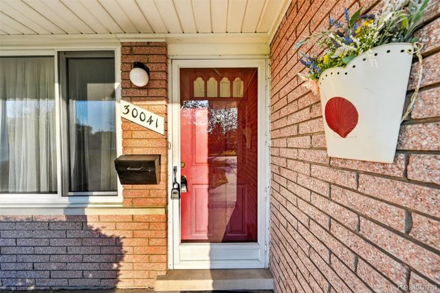 30041 Warner Avenue, Warren, MI 48092