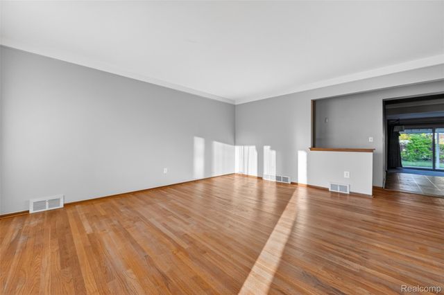 30041 Warner Avenue, Warren, MI 48092