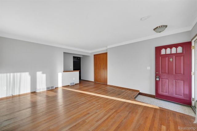 30041 Warner Avenue, Warren, MI 48092