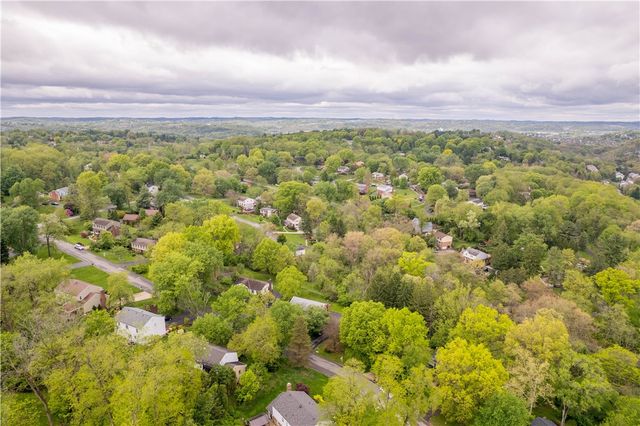 1693 Hathaway Ln, Upper St Clair, PA 15241