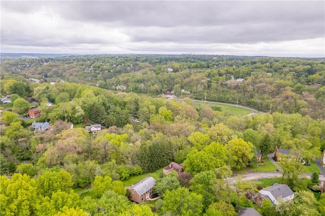 1693 Hathaway Ln, Upper St Clair, PA 15241