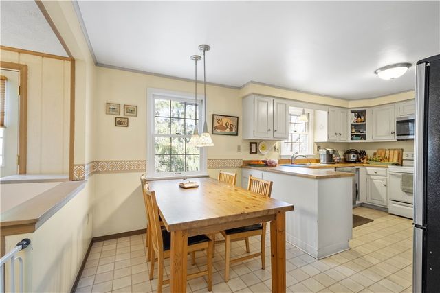 1693 Hathaway Ln, Upper St Clair, PA 15241