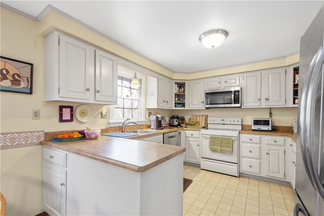 1693 Hathaway Ln, Upper St Clair, PA 15241