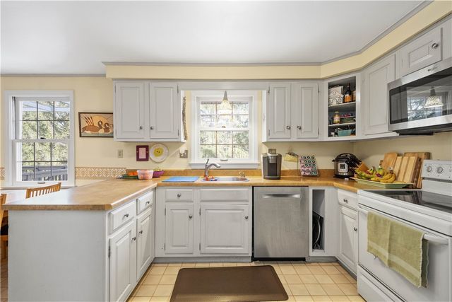 1693 Hathaway Ln, Upper St Clair, PA 15241