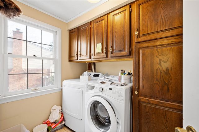 1693 Hathaway Ln, Upper St Clair, PA 15241