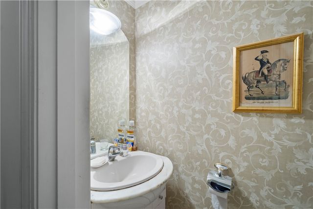 1693 Hathaway Ln, Upper St Clair, PA 15241