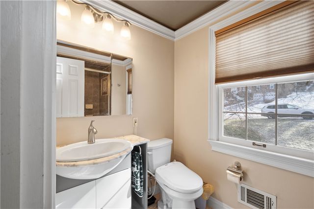 1693 Hathaway Ln, Upper St Clair, PA 15241