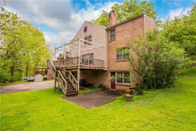 1693 Hathaway Ln, Upper St Clair, PA 15241