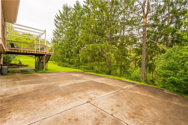 1693 Hathaway Ln, Upper St Clair, PA 15241