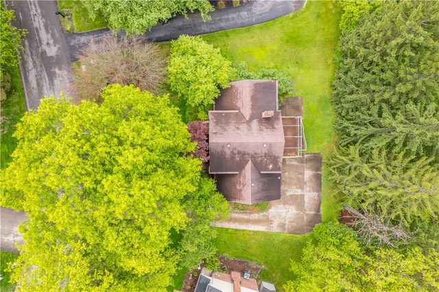 1693 Hathaway Ln, Upper St Clair, PA 15241