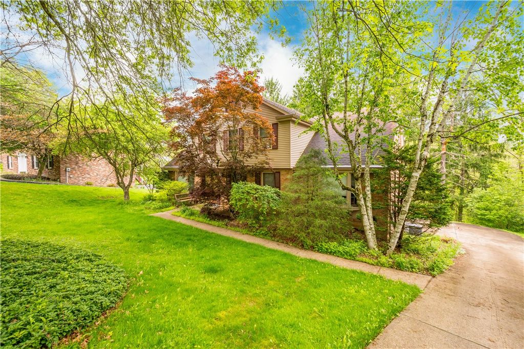 1693 Hathaway Ln, Upper St Clair, PA 15241