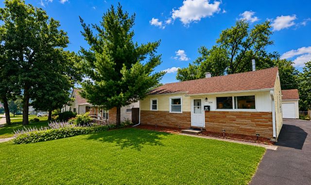 334 S SEYMOUR Avenue, Mundelein, IL 60060