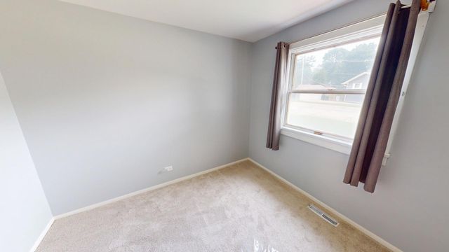 334 S SEYMOUR Avenue, Mundelein, IL 60060