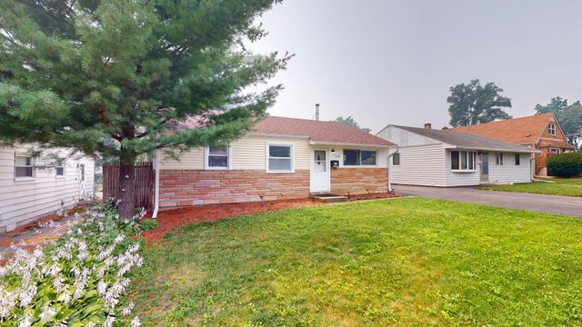 334 S SEYMOUR Avenue, Mundelein, IL 60060