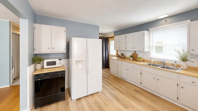 334 S SEYMOUR Avenue, Mundelein, IL 60060