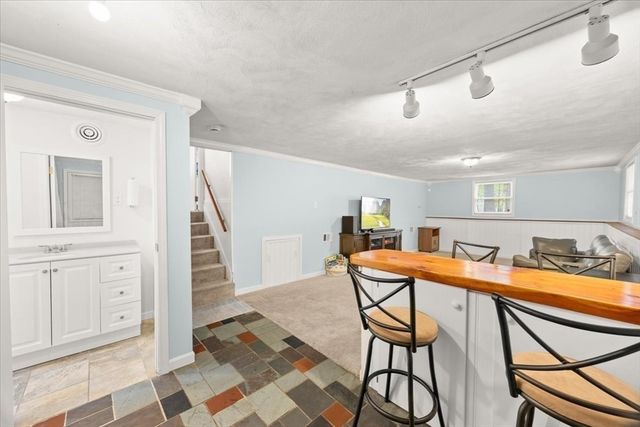 9 Green St, Foxboro, MA 02035