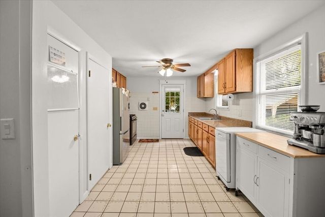 9 Green St, Foxboro, MA 02035