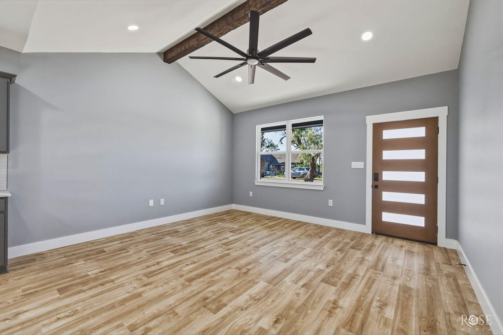 Image 6 of property listing at 912 Probandt Street, San Angelo, TX 76903