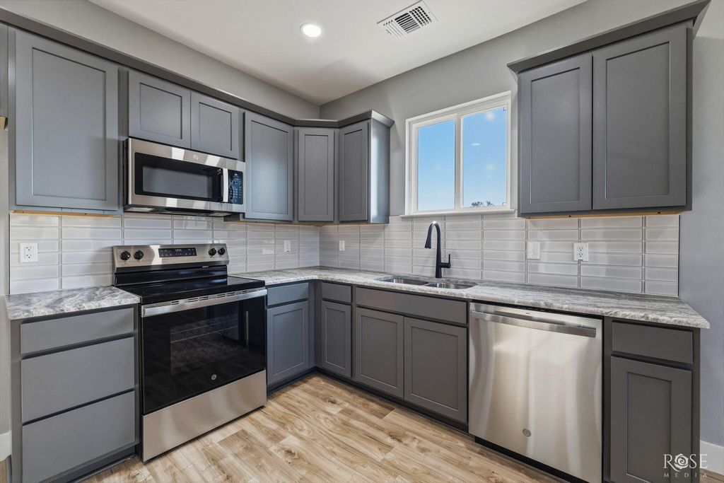 Image 8 of property listing at 912 Probandt Street, San Angelo, TX 76903