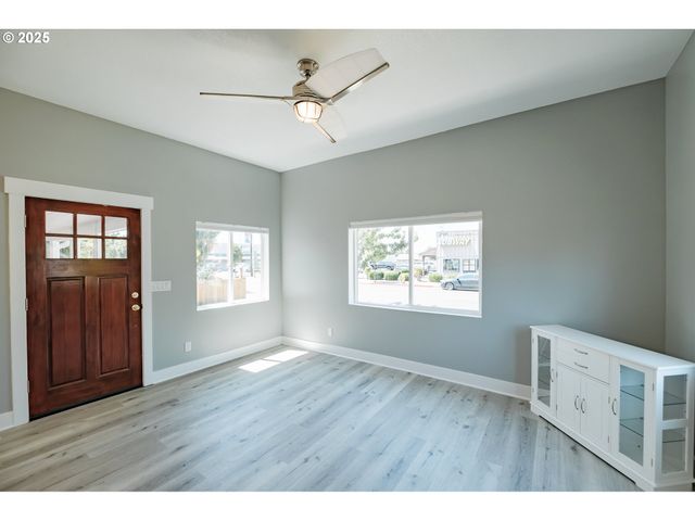 225 N MOLALLA Ave, Molalla, OR 97038
