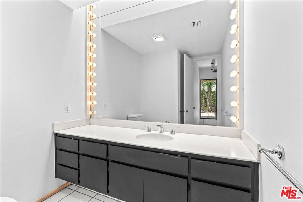 Image 14 of property listing at 426 N Hermosa Drive, Palm Springs, CA 92262