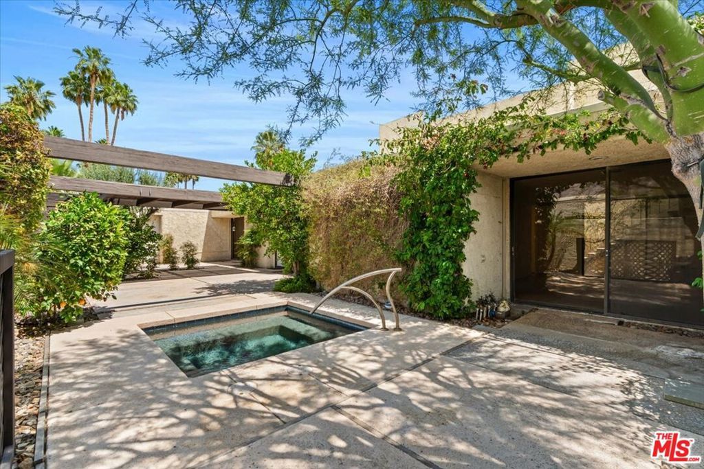 Image 3 of property listing at 426 N Hermosa Drive, Palm Springs, CA 92262