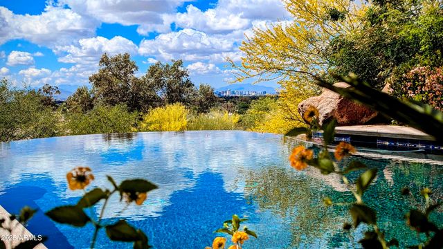 4836 E White Gates Drive, Phoenix, AZ 85018