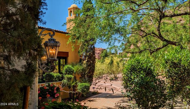 4836 E White Gates Drive, Phoenix, AZ 85018