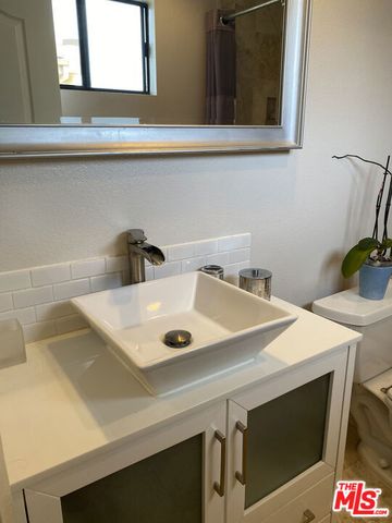 18417 Collins Street A, Tarzana, CA 91356