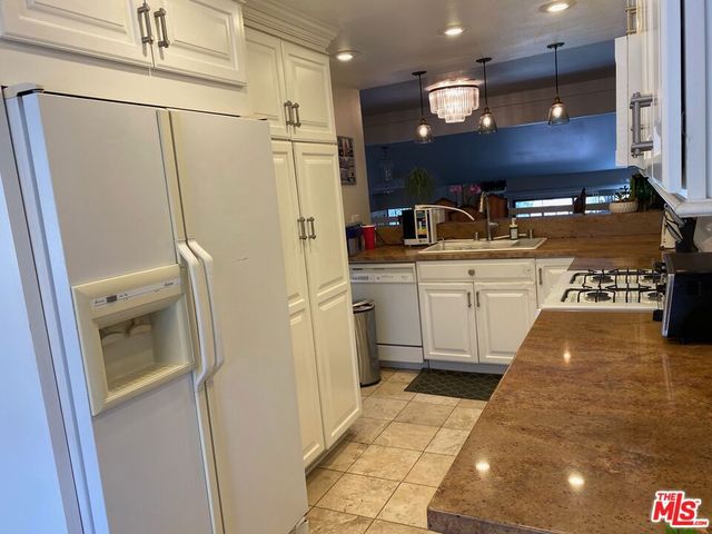 18417 Collins Street A, Tarzana, CA 91356