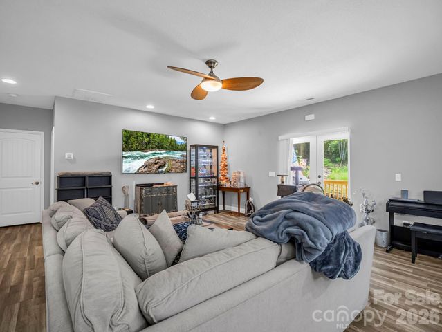 16 Starlight Drive, Black Mountain, NC 28711