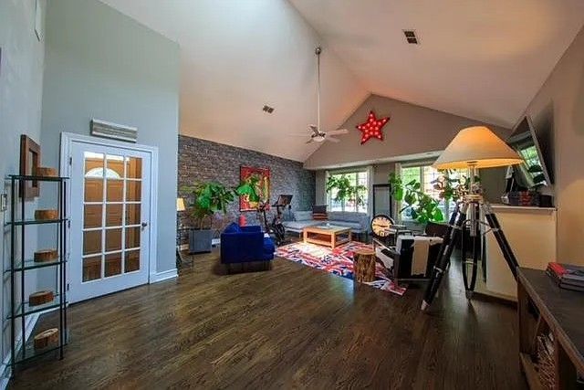 2164 N Bell Avenue, Chicago, IL 60647