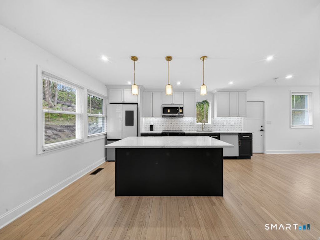 20 Oakridge Road, Trumbull, CT 06611