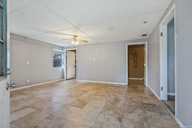 304A Fox Run, Devine, TX 78016