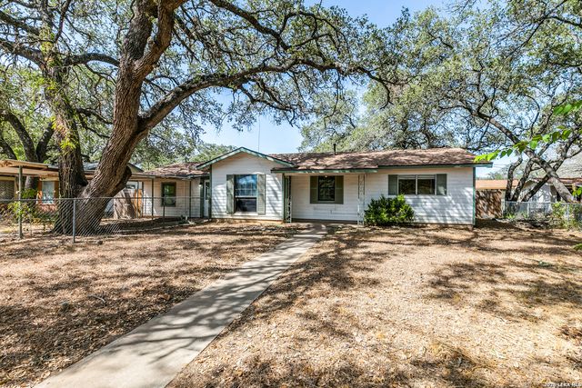 304A Fox Run, Devine, TX 78016