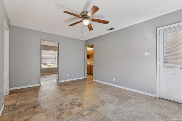 304A Fox Run, Devine, TX 78016