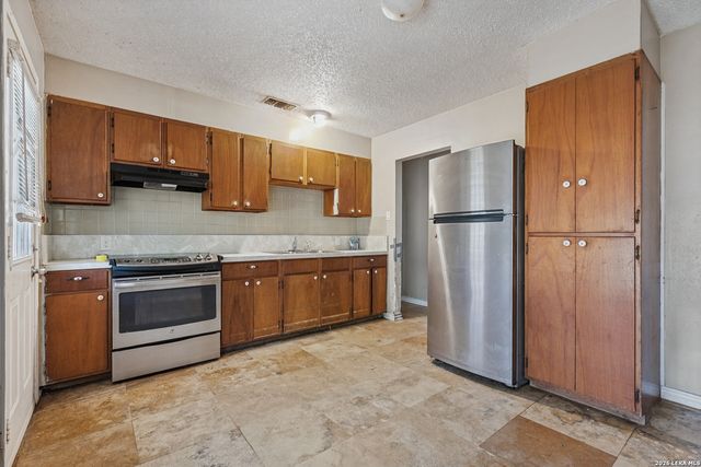 304A Fox Run, Devine, TX 78016