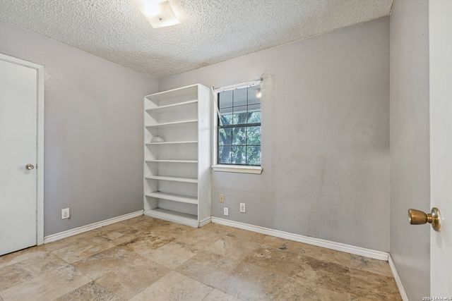 304A Fox Run, Devine, TX 78016